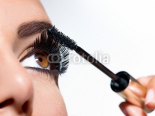 Mascara_Applying._Long_Lashes_closeup.jpg